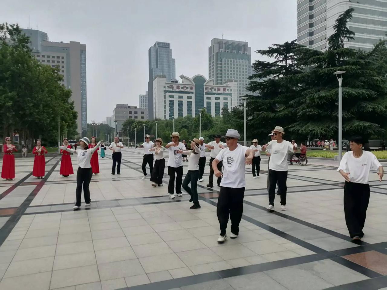石家庄长安公园广场上，男子新疆舞蹈团格外亮眼。欢快的乐曲响起，队员身姿挺拔，舞步
