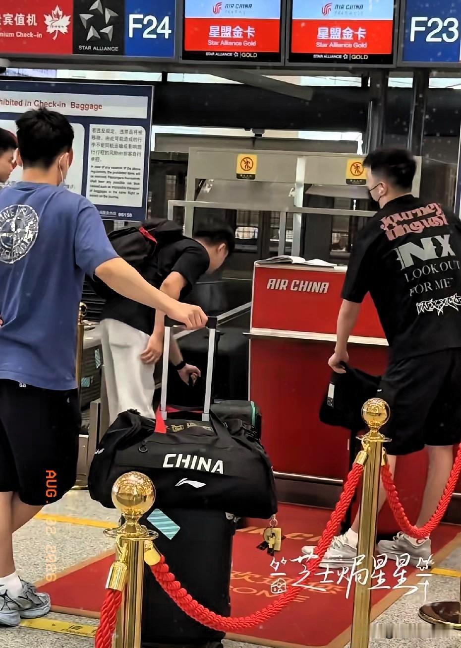 国乒一大早就出发日本了。
昨天晚上在雄安打完比赛，国乒就赶回北京，今天一大早温瑞