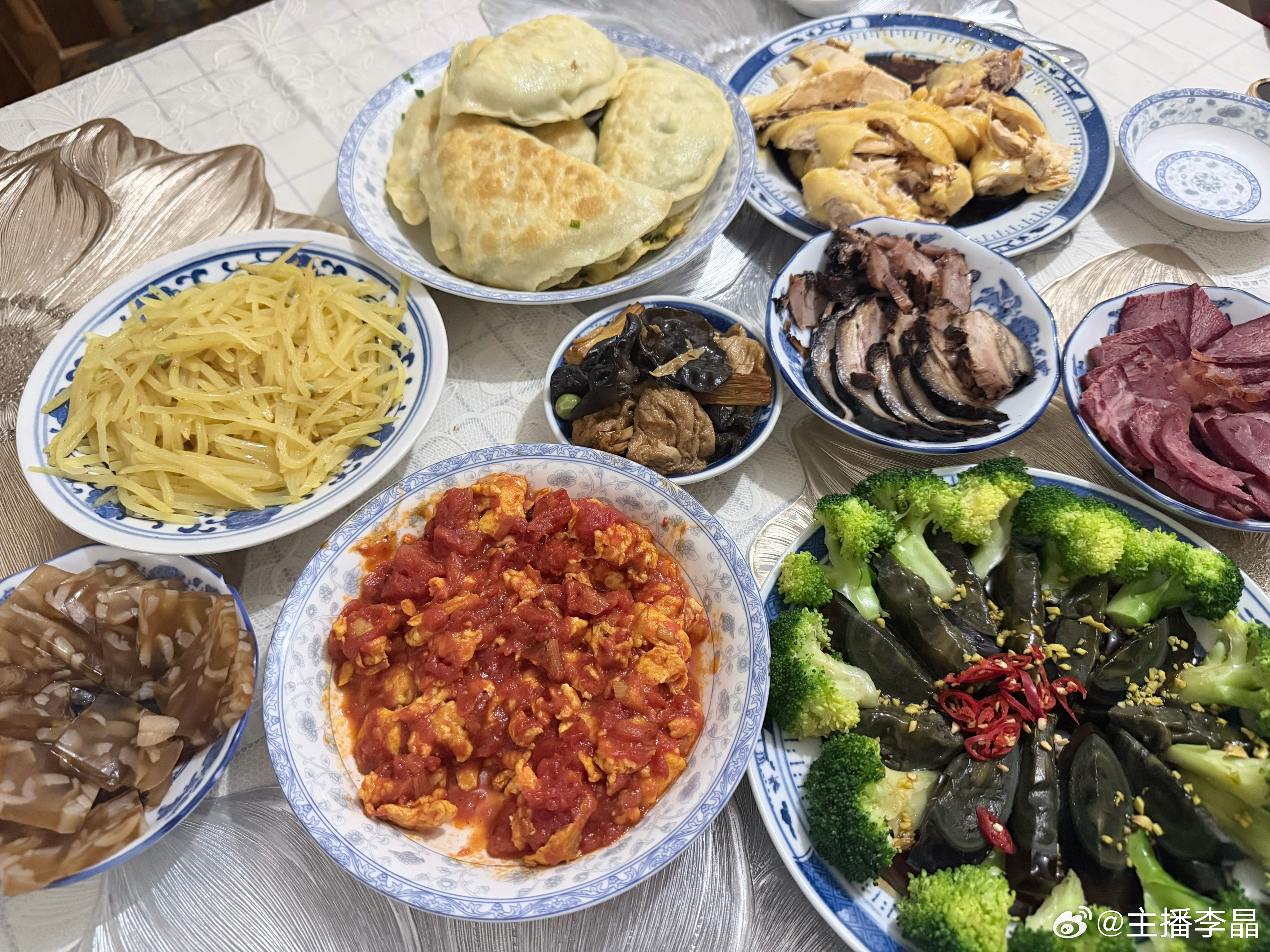 老李家的小饭桌🈺我妈说现在的韭菜好吃 好 那就吃盒子吧 😋 