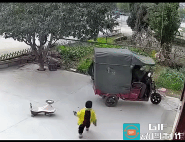 好似爷爷开着三轮车要带着孙子玩儿，孙子高兴的一蹦一跳的跑到三轮车后边，要翻上三轮