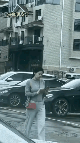 低头玩手机走过了都不知道，该说不说，这身材真的很不错。