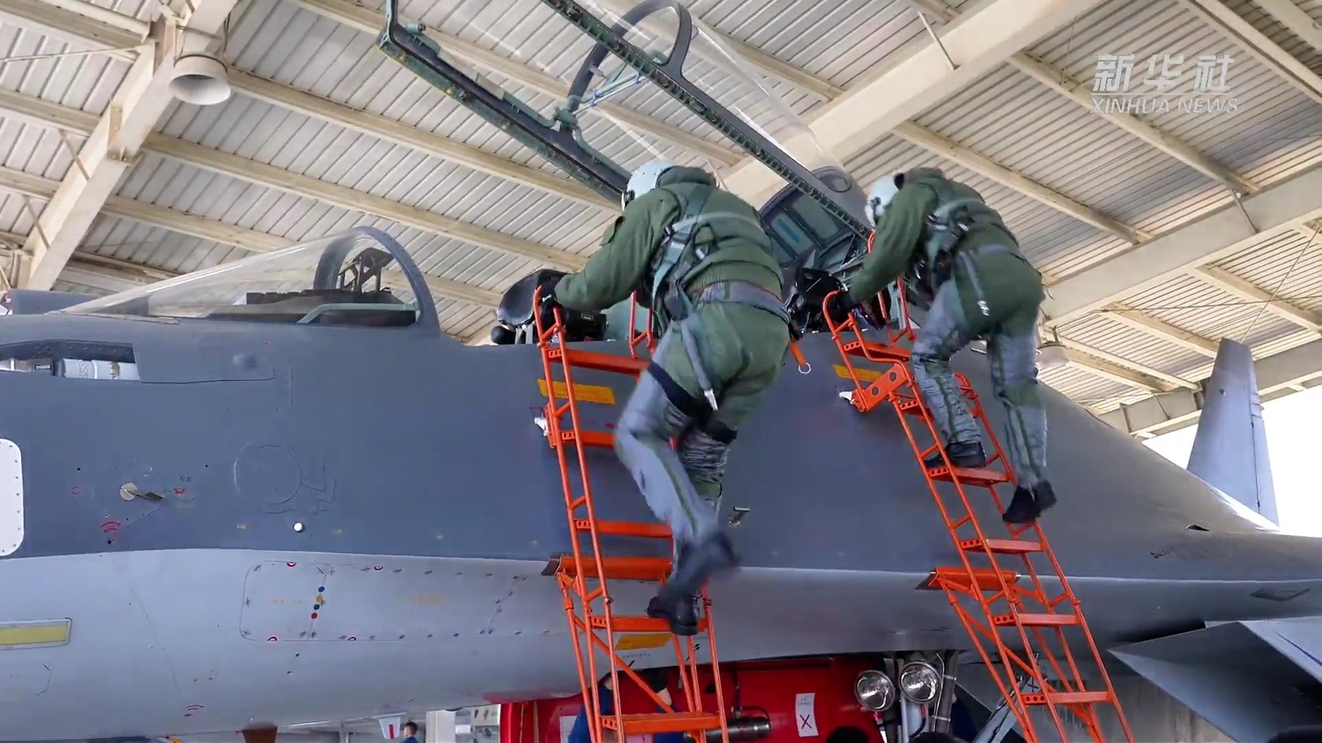 被授予“海空雄鹰团”荣誉称号的空军航空兵某旅长期驻防在祖国东南，始终传承“忠诚善