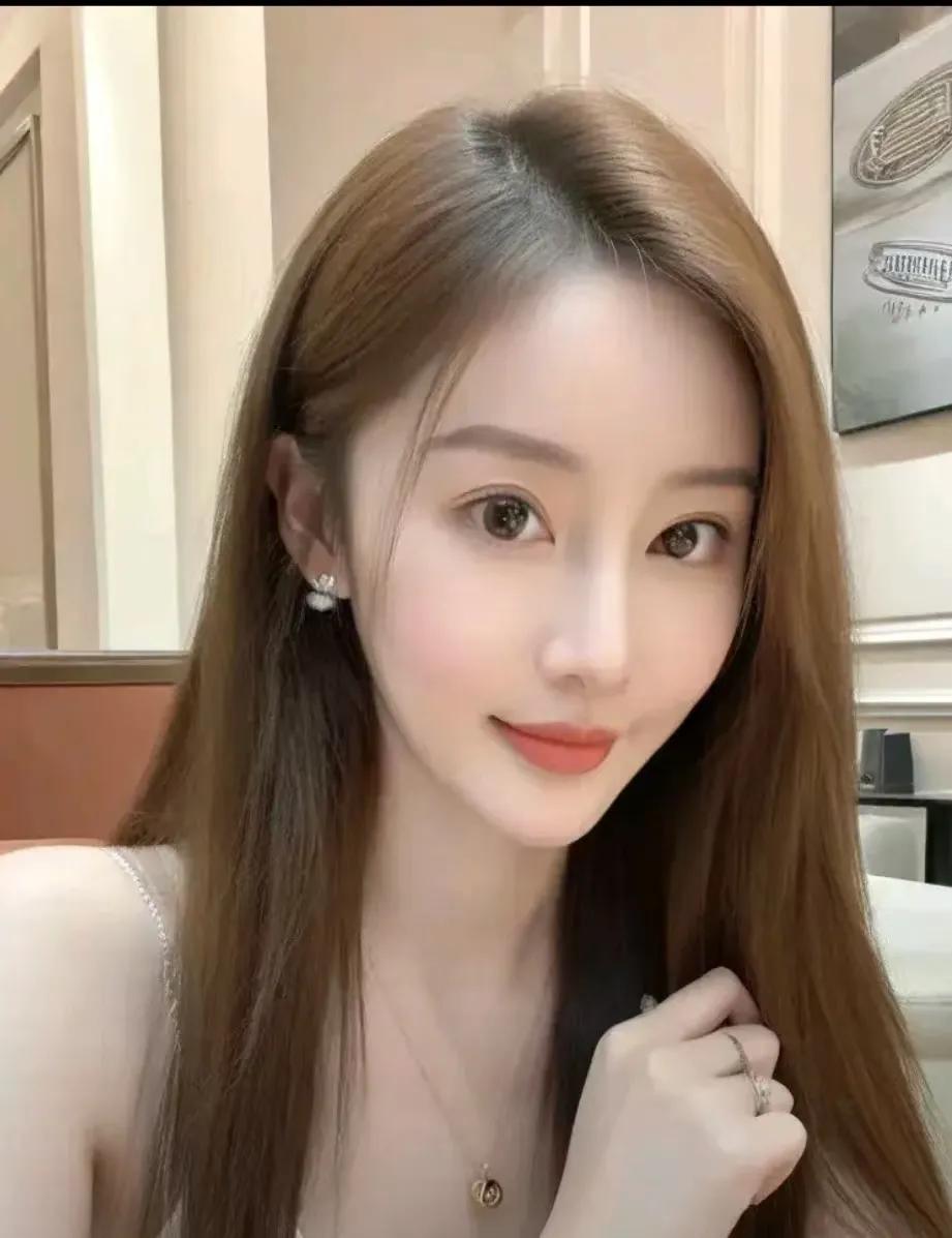 她，年过三十，未婚，于是踏上了相亲之路。本以为这是寻找另一半的捷径，却不料在这条