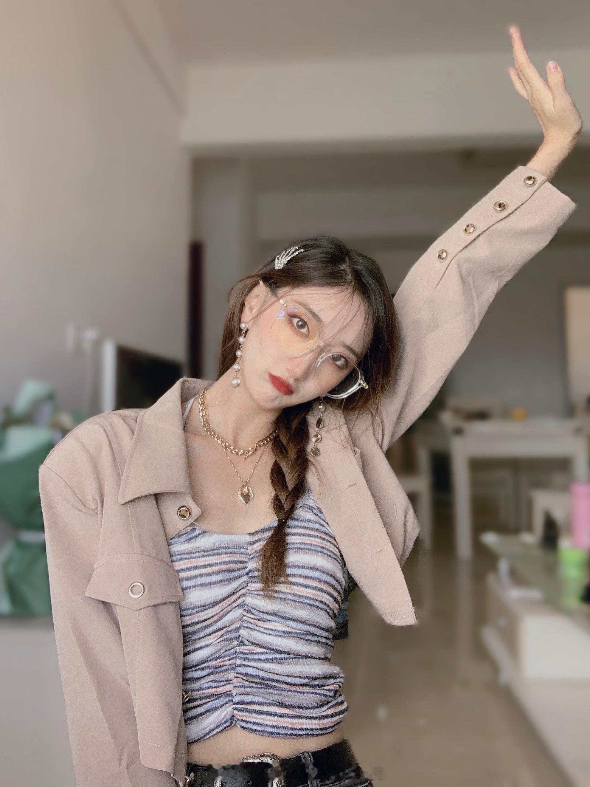 美女谢朵儿，99年，来自新疆克拉玛依，喜欢跳舞的女孩儿[心] ​​​