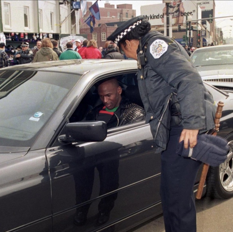 乔丹：黄灯对我意味着加速 凭我这张嘴我都不知多久没吃过罚单了