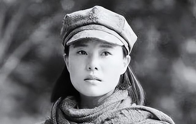 1937年，15岁漂亮女红军被敌人抓住，捆在行刑台，她挺胸抬头，闭上双眼。谁料，