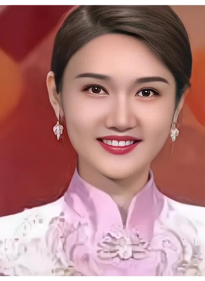 龙洋：主持界的闪耀之光

龙洋，一个在主持界迅速崭露头角的新星，以其清新自然、充