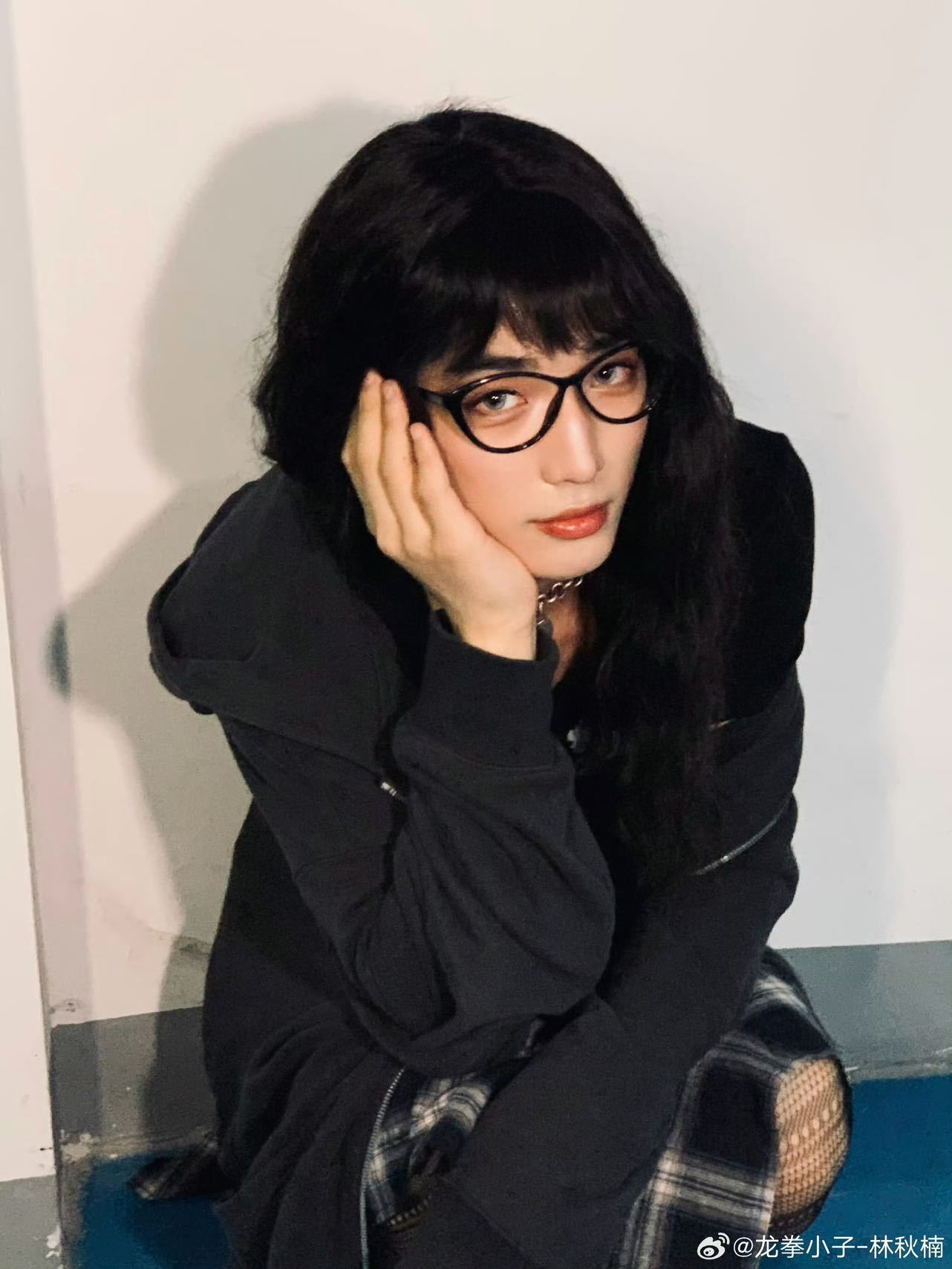 林秋楠复刻女装小辛宠粉值拉满了！之前空降粉丝群时承诺《捕风追影》票房破十亿，就复
