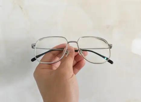 799元的眼镜出厂价仅15元左右，溢价甚至超过50倍，价格陷阱需擦亮眼睛

31