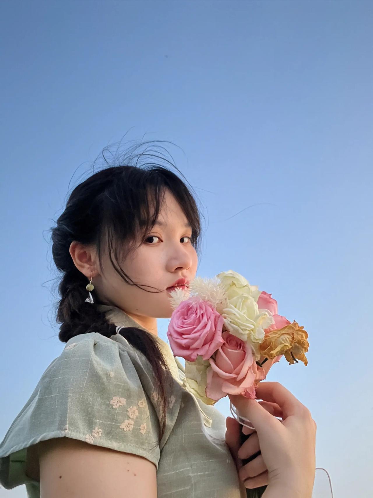 🌾📷镜头里的稻田，
就是夏天的文案💚


稻田诗意 田野情感文案 田野拍照