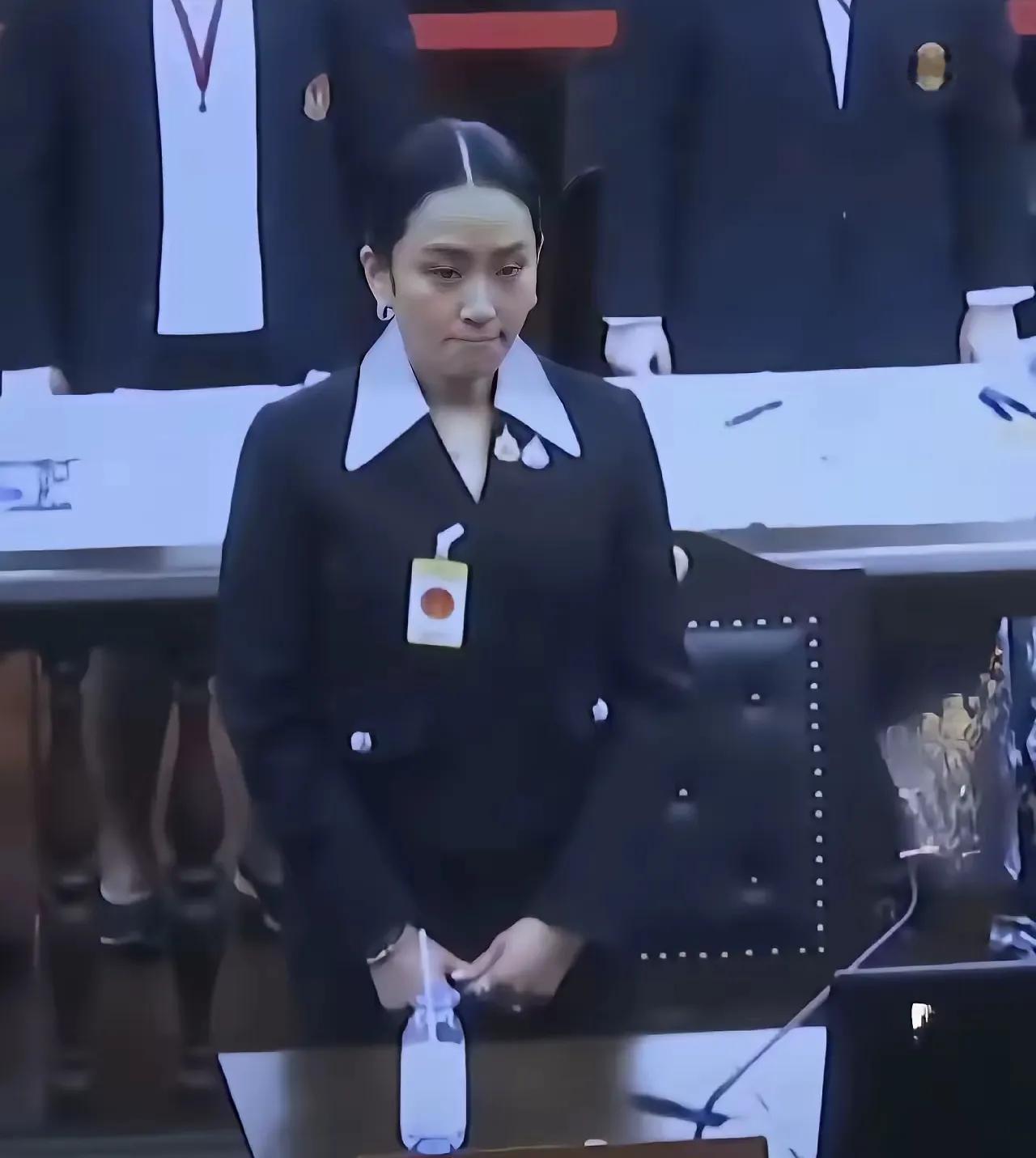 在泰国法庭看到了泰国原总理佩通坦为自己的陈述辩护，看得出她正在努力的恢复她的总理