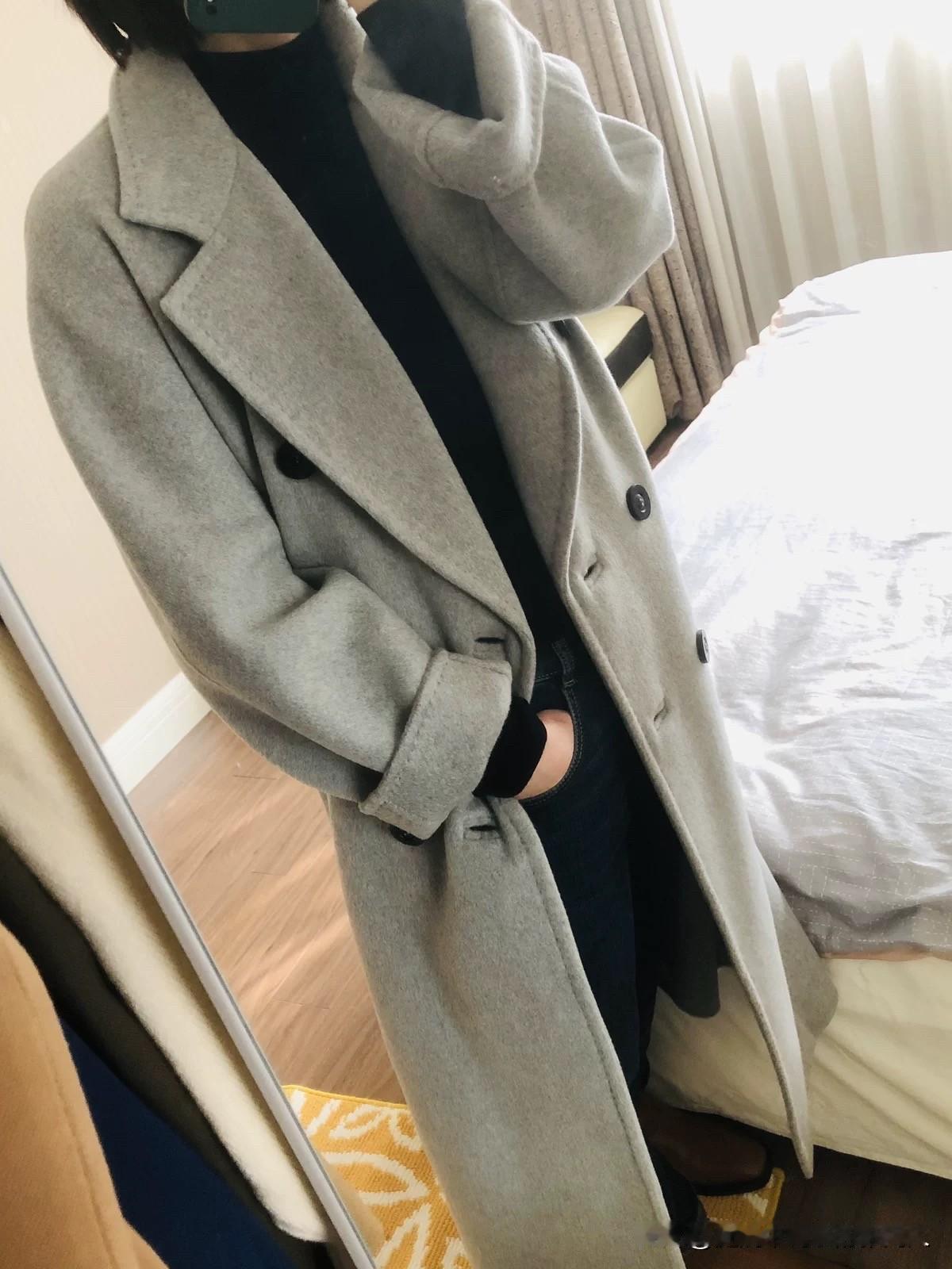 我发现越贵的衣服，穿的次数越少。
前两年买了一件4000多的羊绒大衣，那时是真喜