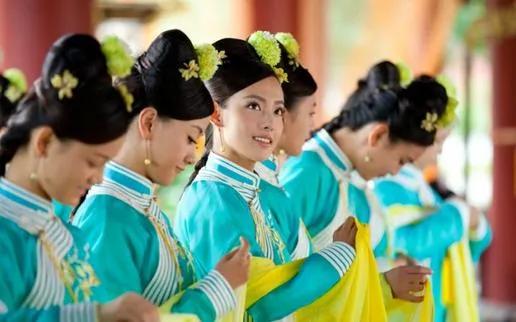 清代宫女的服役年限到了，内务府会安排放出宫去，叫"出宫另配"。听着像是给了条出路