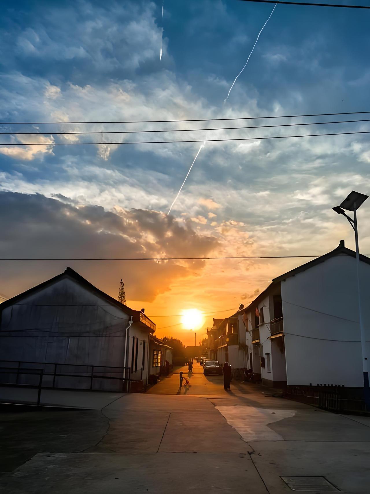 曙日东升，小镇披金戴银，像是一位美丽贤达的大嫂，又开始了一天的忙碌。