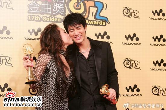 2006年6月10日，第17届台湾金曲奖颁奖礼在台湾举行，后台接受采访时蔡健雅亲