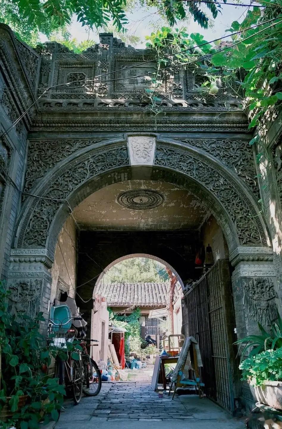 东棉花胡同是南锣古巷分支胡同的一条，很有老北京胡同味道。可以看到15号院的拱门砖