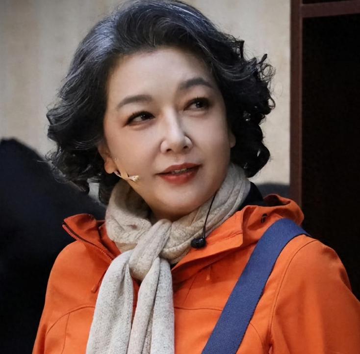 59岁江珊现状，满头白发步履蹒跚，胖到160斤，走路都需要人搀扶，更让人意外的是