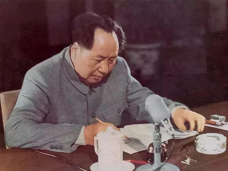 1949年，毛主席正要下令，让解放军渡过长江，解放南京，斯大林却发来一封电报：要