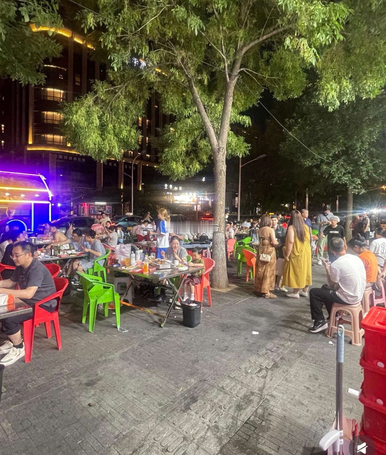 【中国人现在的餐饮结构里面油太多了，正在摧毁我们这一代人的身体】大家去看下，那些