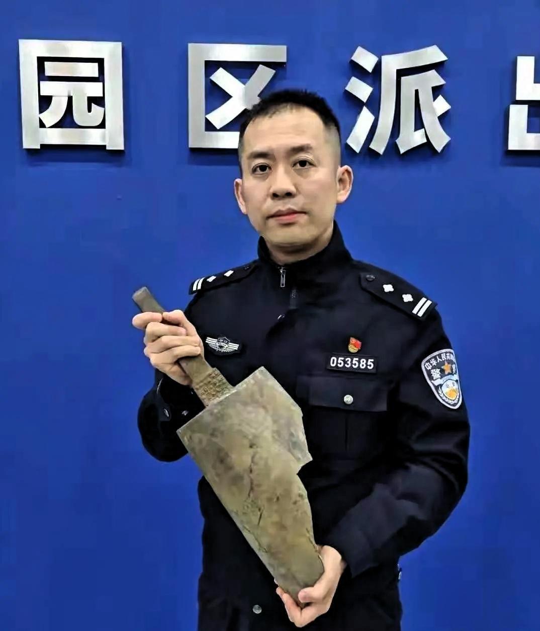 重大发现！一对收废品的老夫妻在河边捡废品，翻出一块沉甸甸长满绿锈的铁疙瘩，上面刻