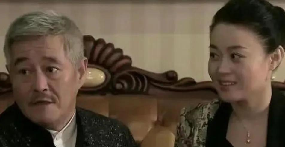 关婷娜，一个让人好奇和感慨的人物。四十多岁了，依然散发着无法抵挡的魅力。事业上，