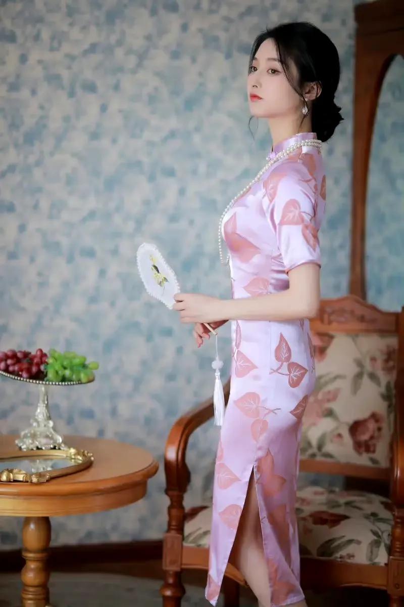 千娇百媚动人心，
婀娜多姿风情浓。
花样年华好时光，
蝶飞凤舞共婵娟。




