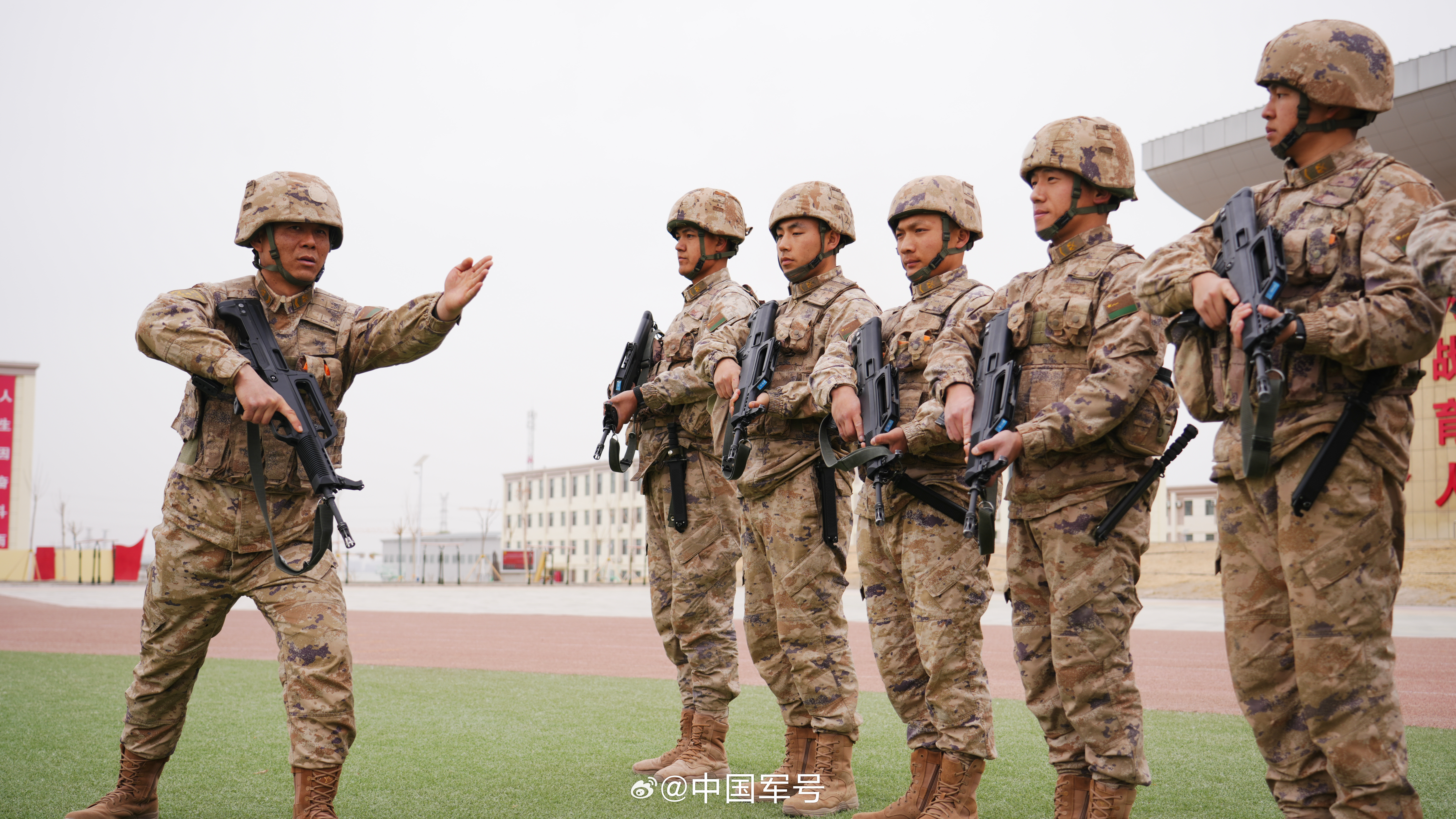 【先淬火再带兵！这群“准班长”硬核开训】近日，新疆军区某部紧扣新兵工作训练要求，