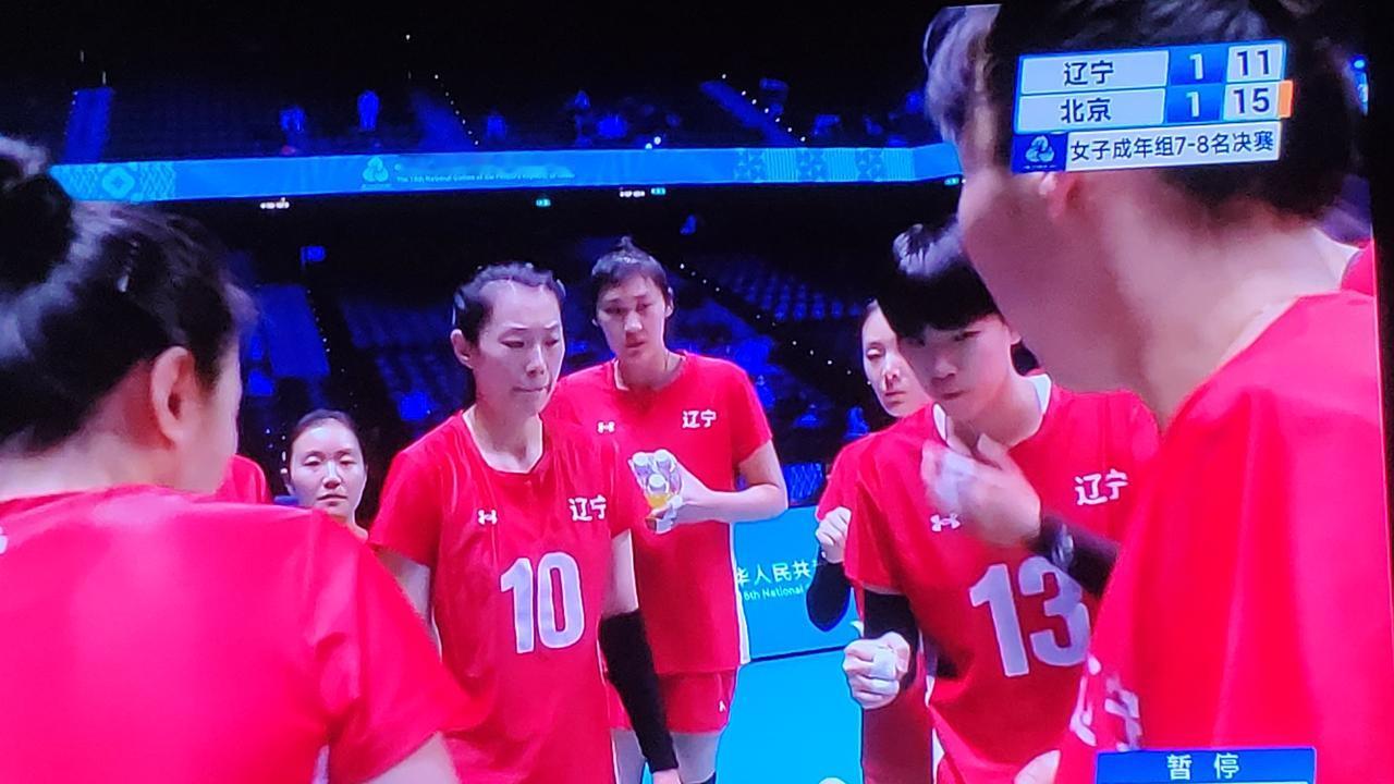 关键第三局，辽宁女排的一传又崩了！辽宁女排一传连续失误。辽宁21-25北京！
