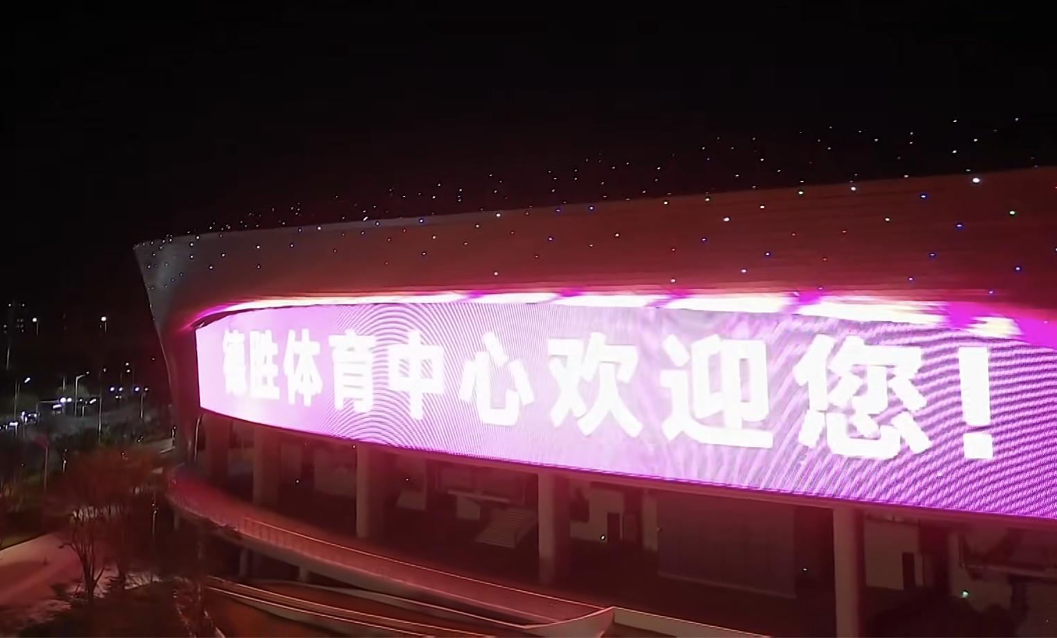 今晚顺德现场球迷很给力啊，激情满满，该给压力给压力，鲁吐布拉三罚不进哈哈，还有现