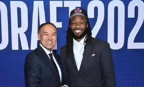 NBA中国赛，火箭火箭对阵独行侠的比赛中，出现了非常奇葩的一幕。第一节比赛还剩下