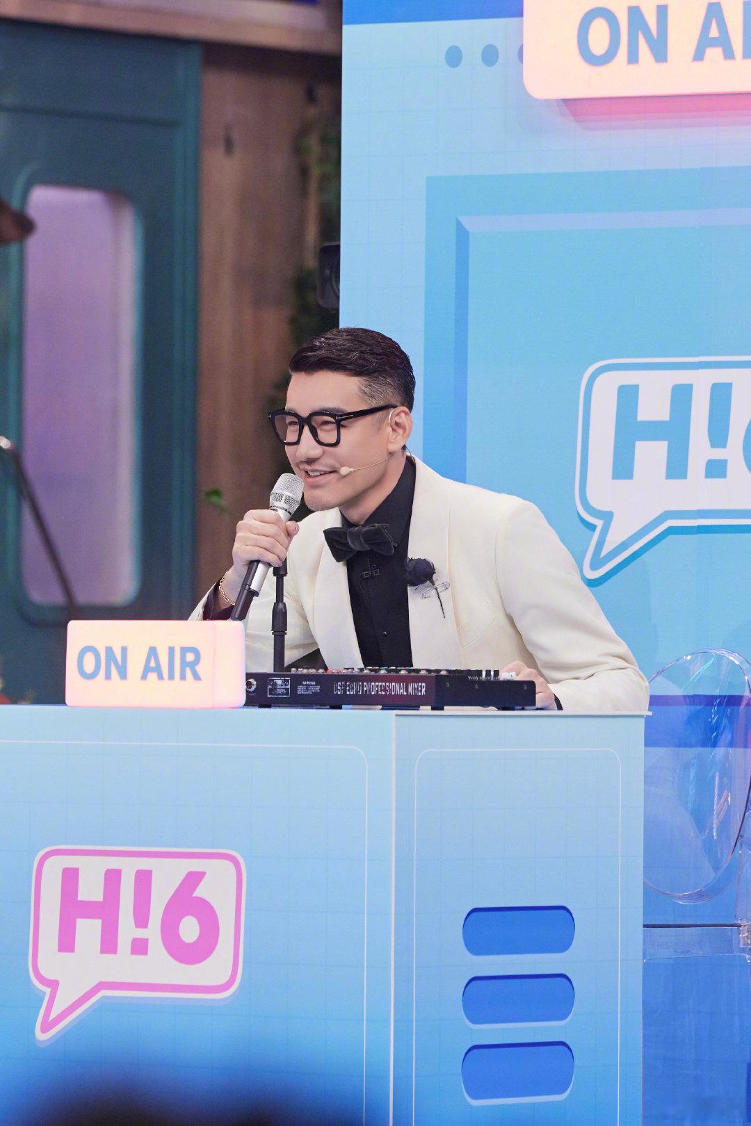 胡兵行走的时尚教科书  胡兵穿银色亮闪裤子，轻松拿捏，不愧是行走的时尚教科书！你