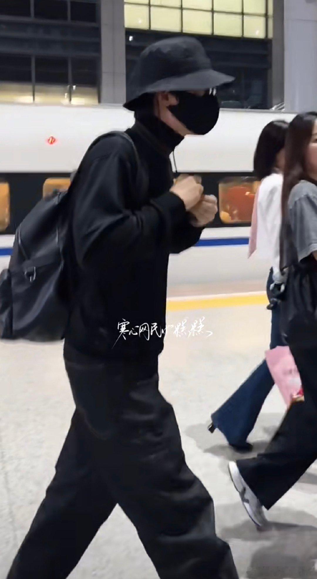 星光熠熠赴厦门，朱一龙冲击金鸡影帝！《志愿军》里，他将李想的人性深度与家国大义完