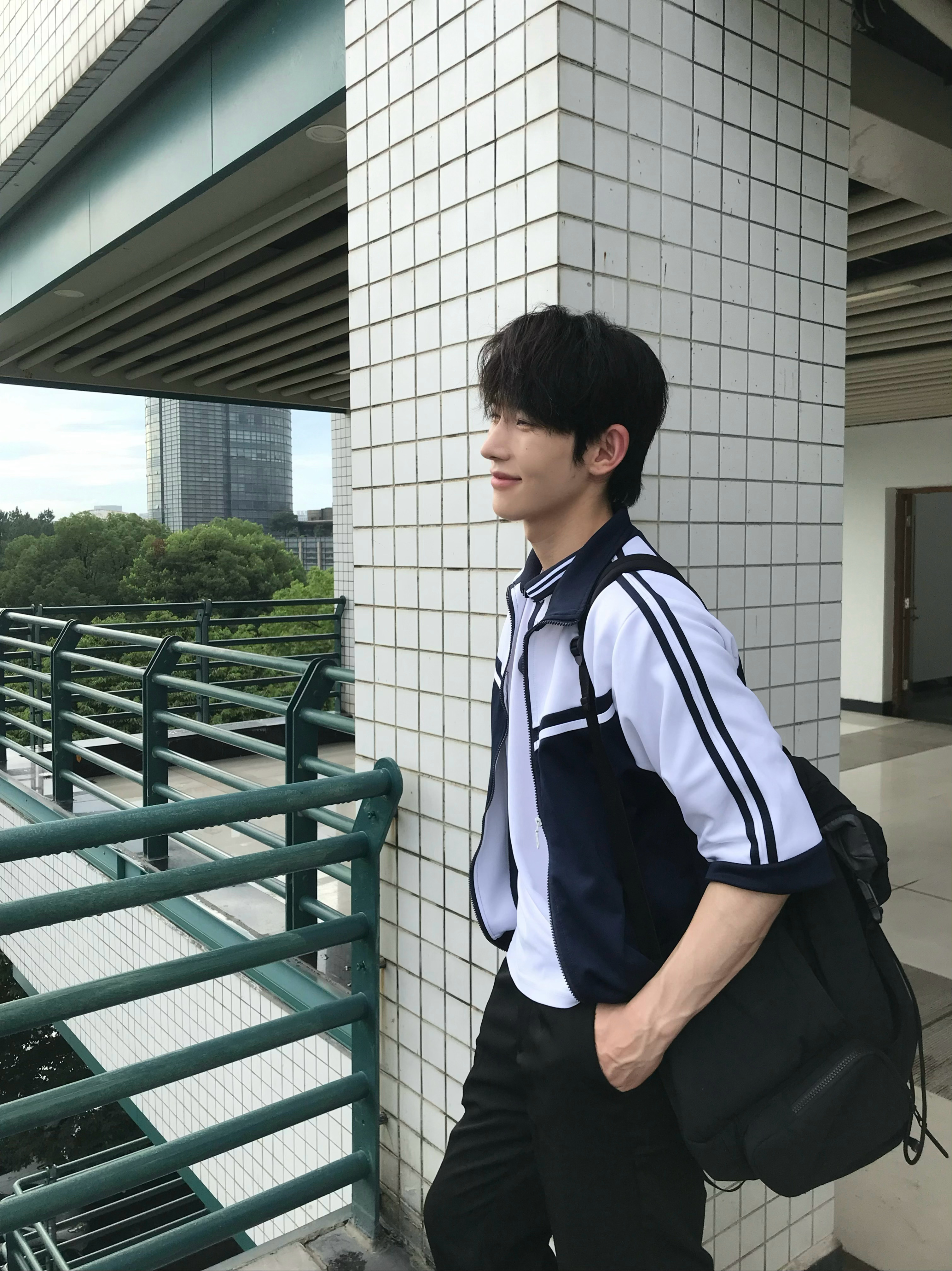男高3.0岁 
