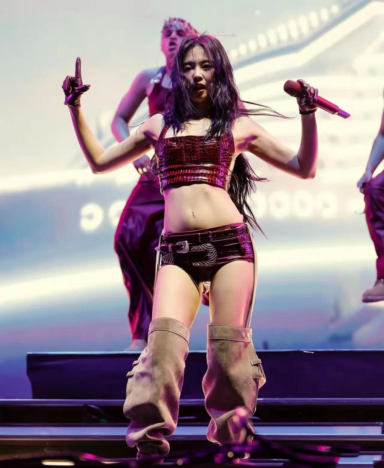 Jennie在coachella穿的靴子好燃
coachella jennie同
