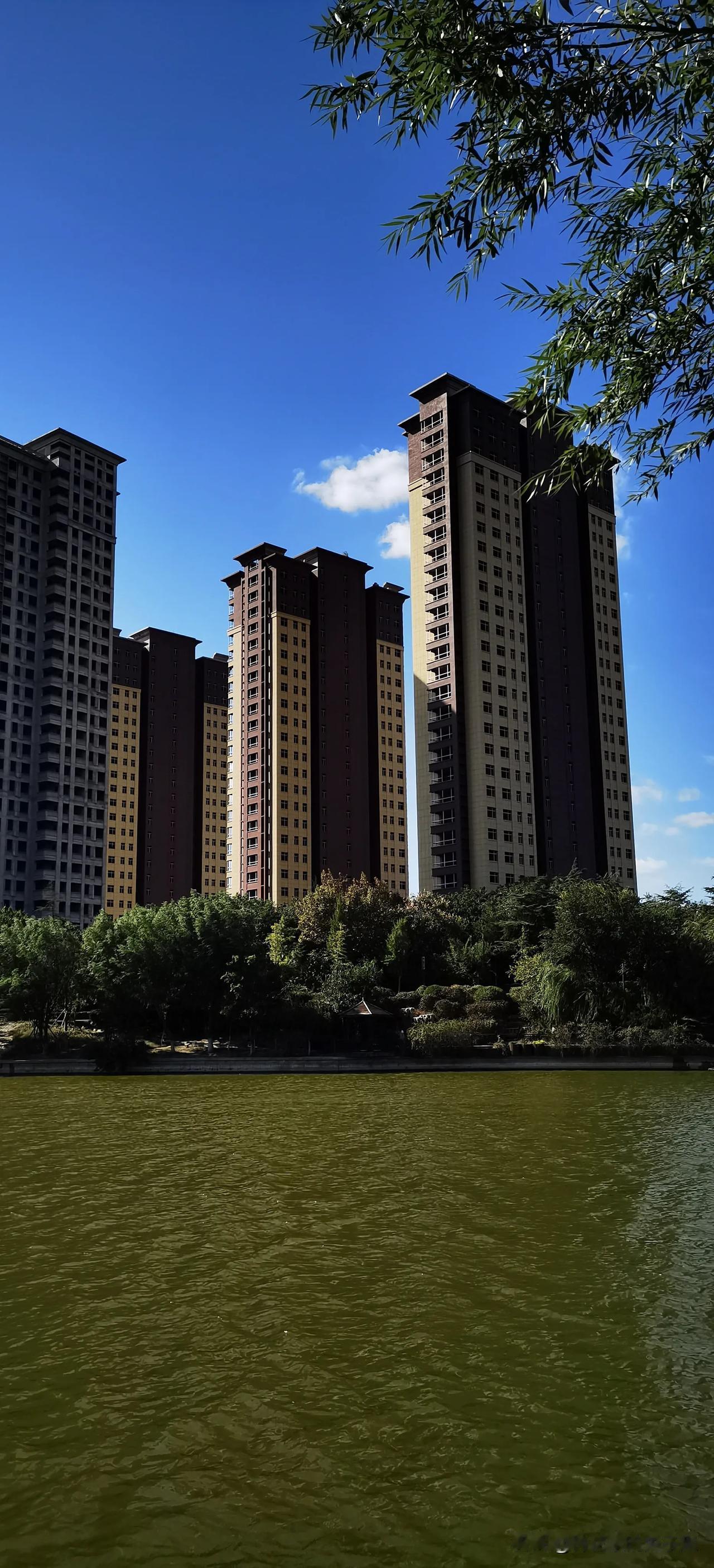 潍坊白浪河边的一个小区，一年前沿白浪河遛达看到是这个样子，一年后从那走还是这个样