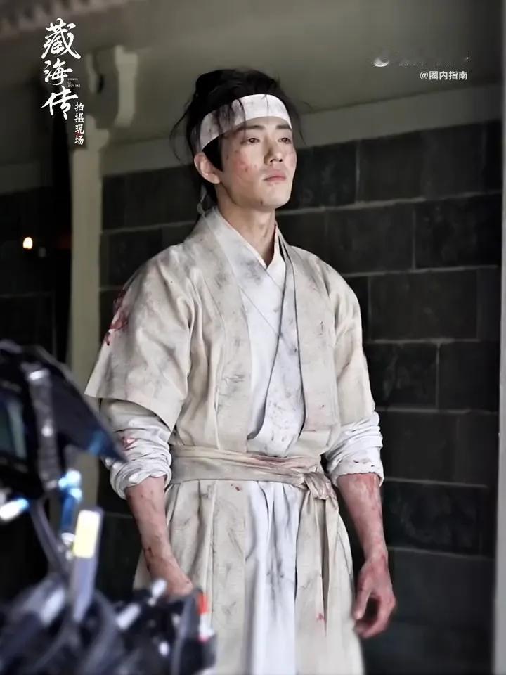 三榜登顶！《藏海传》长尾效应破圈，肖战用实力书写爆款传奇
 
2025年影视圈的