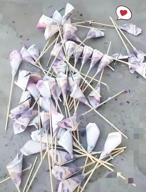 谁能想到，精心包装的有钱花，最后被直接扔进了垃圾桶。

大妈出门丢垃圾的时候捡到