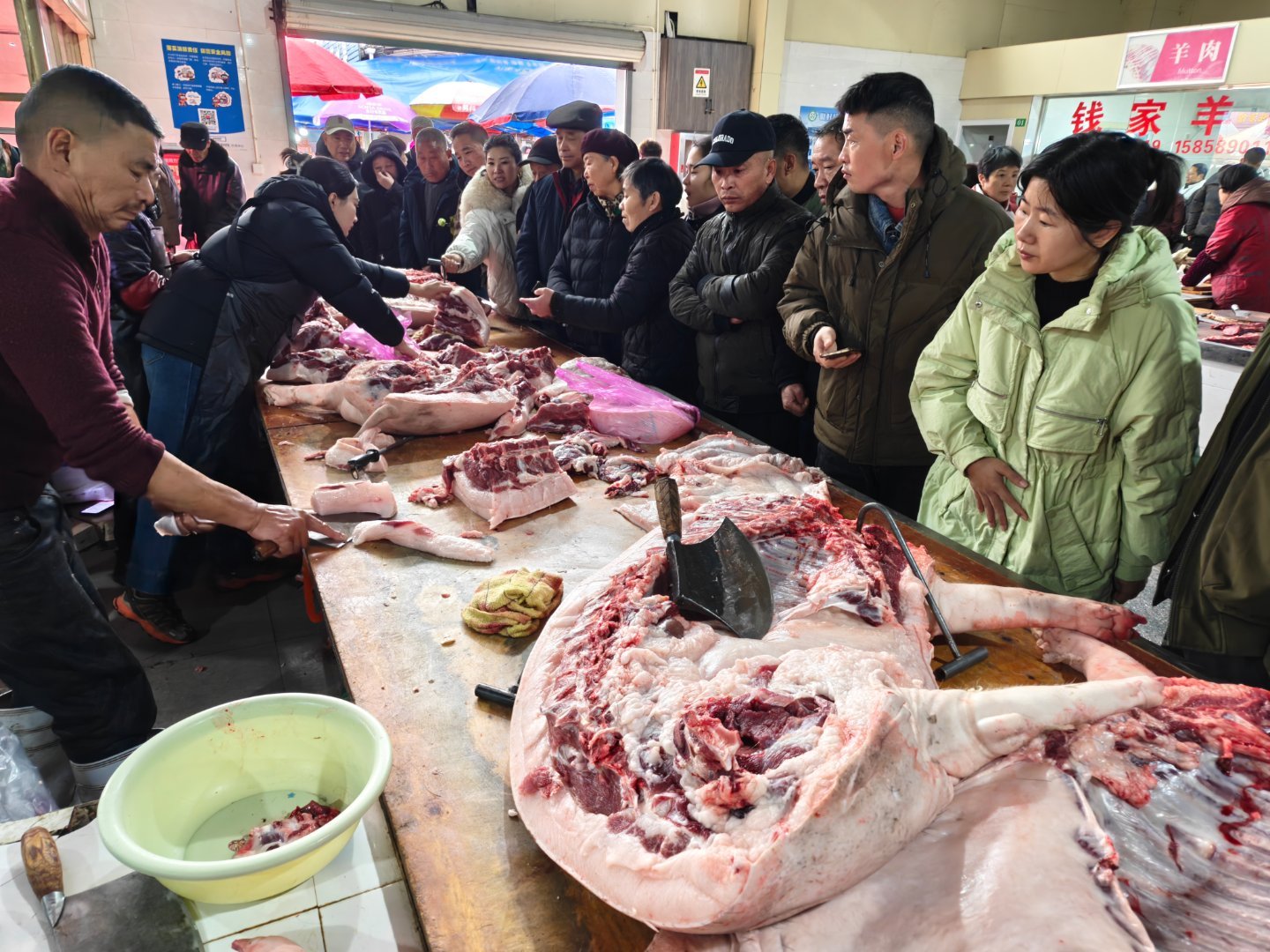 早上去集市买了点菜，买了点肉，买了一只鸡，价钱都开始上涨了，今天这只鸡是 30 