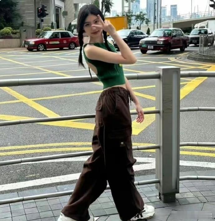 冯小刚的女儿在香港街拍，身材还不错。 