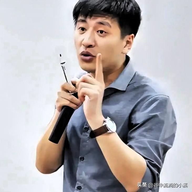 表姐当年跟张雪峰连麦的决定，
现在看真的太明智了！

宿舍四个姑娘同听直播，唯有