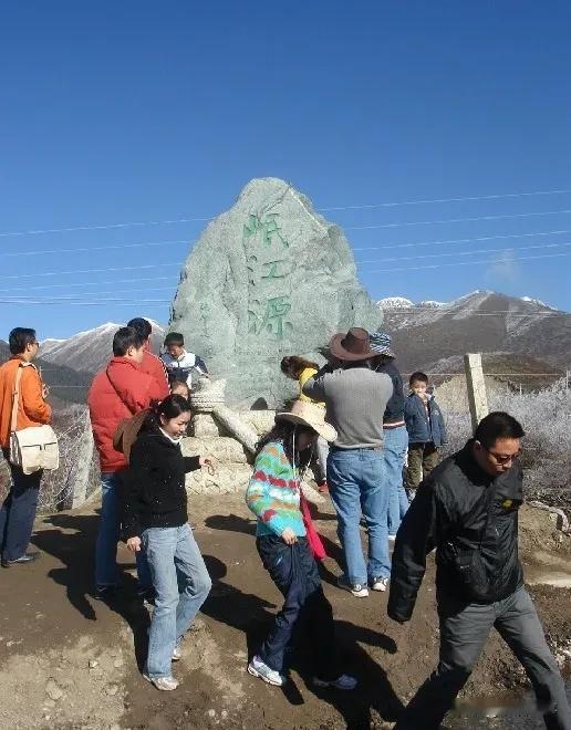 蚕丛居住的岷山石室。横断六脉之首生穴。自天火临(燧火)，华夏神族以木德起(伏羲)