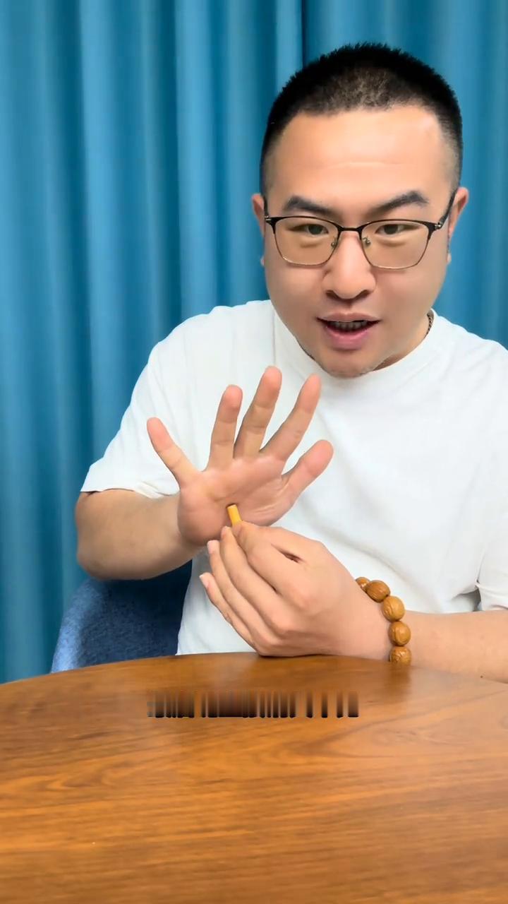 老爷爷香烟穿手掌，这招绝了。
看一下，一支香烟竟然慢慢的穿越了手心，最后直接消失
