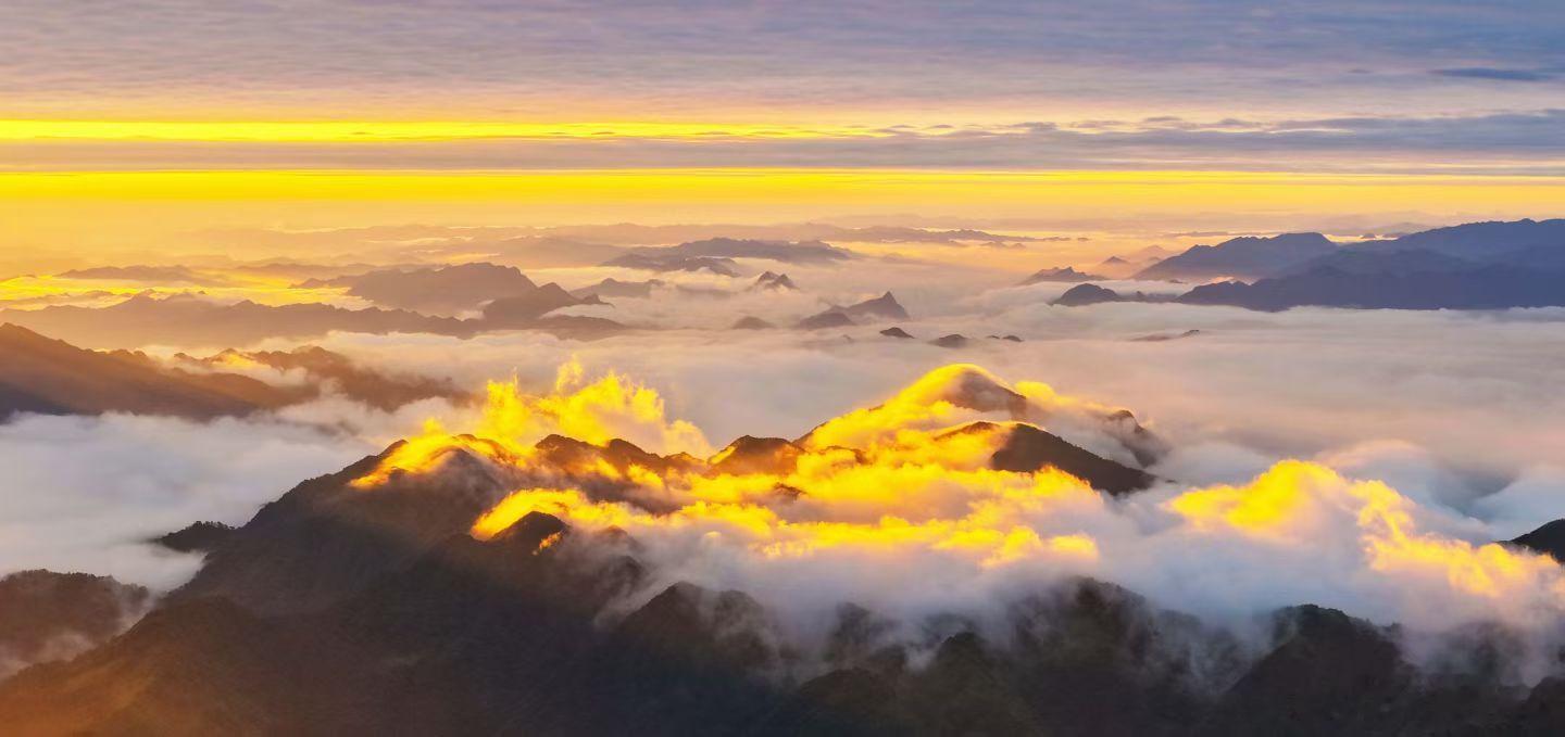 今早，走进乌蒙山深处的云南大关木杆金宝山，天际刚被晨光染亮，云海便从山谷间铺开。