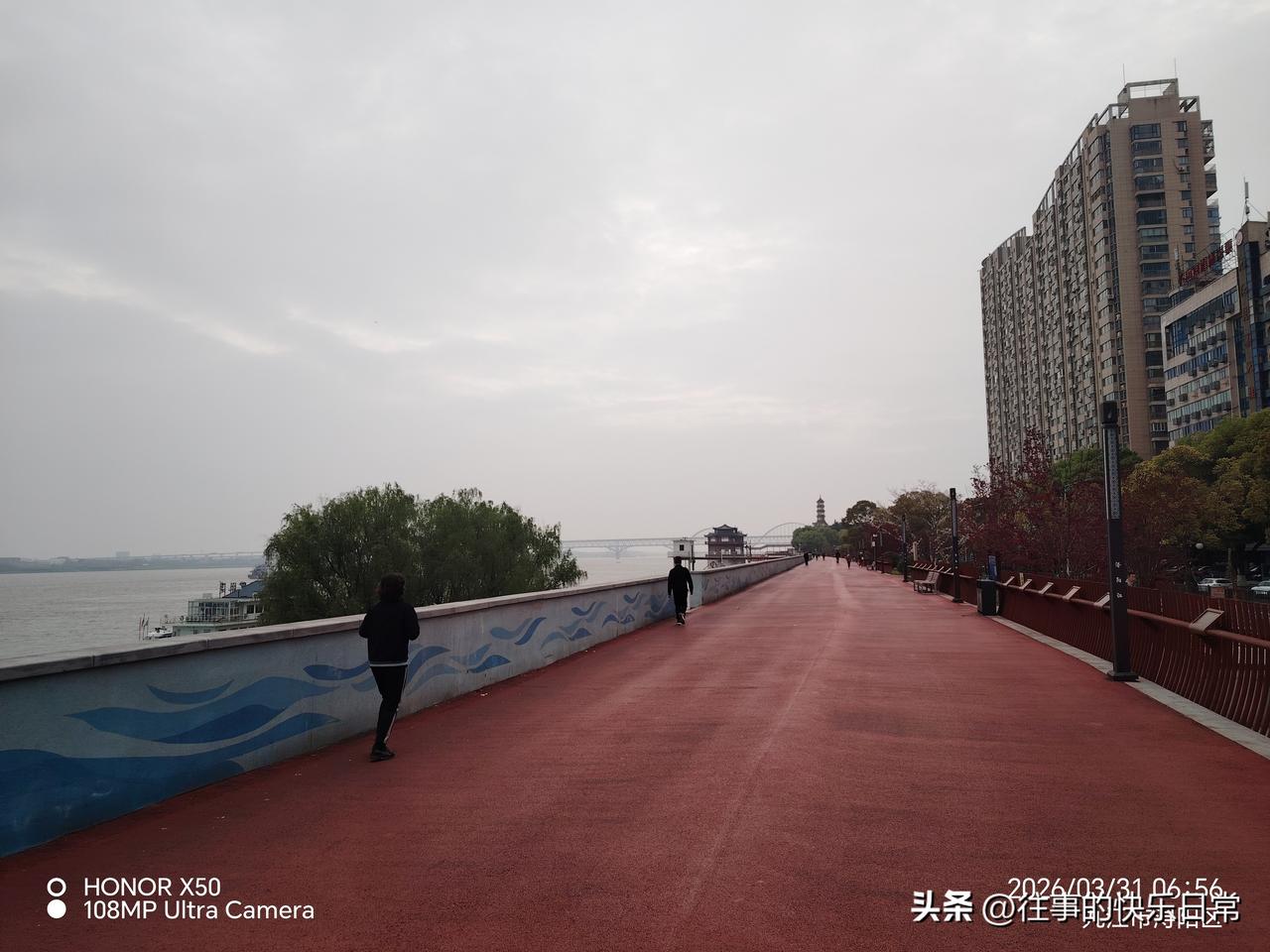 3月31日长江岸边晨练“上头条聊CBA”