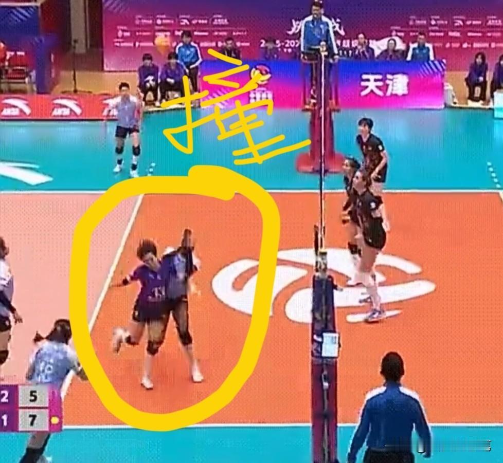 这一幕，看着有些可怕[捂脸]，天津女排今晚真的很拼[赞]
瞧，天津女排自由人孙婉