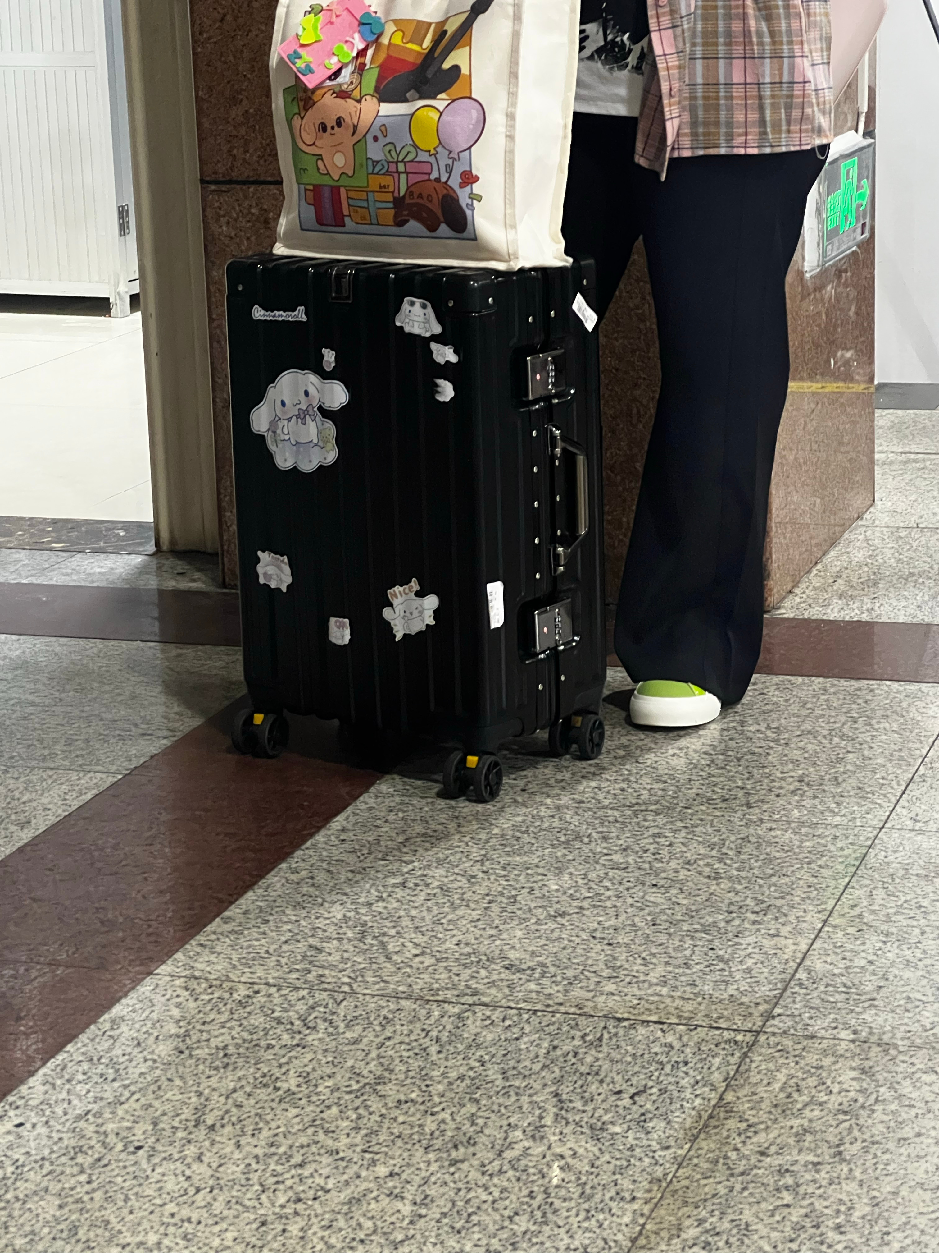 我靠！我想上去搭话[泪][泪][泪]但是她背的粉色的书包 ​​​