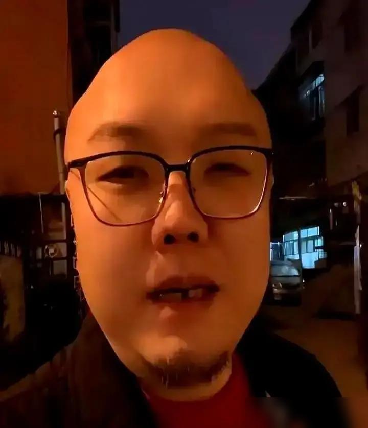 杨威，在德云社纲丝节舞台上，跟高峰、郭德纲一搭手，那点真功夫，直接把相声圈里那些