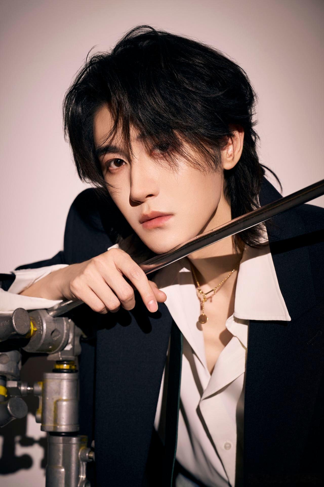 汪铎这衣服好就好在能看到胸肌 谁看了不夸一句汪铎身材好！衣服剪裁超巧妙，胸肌清晰