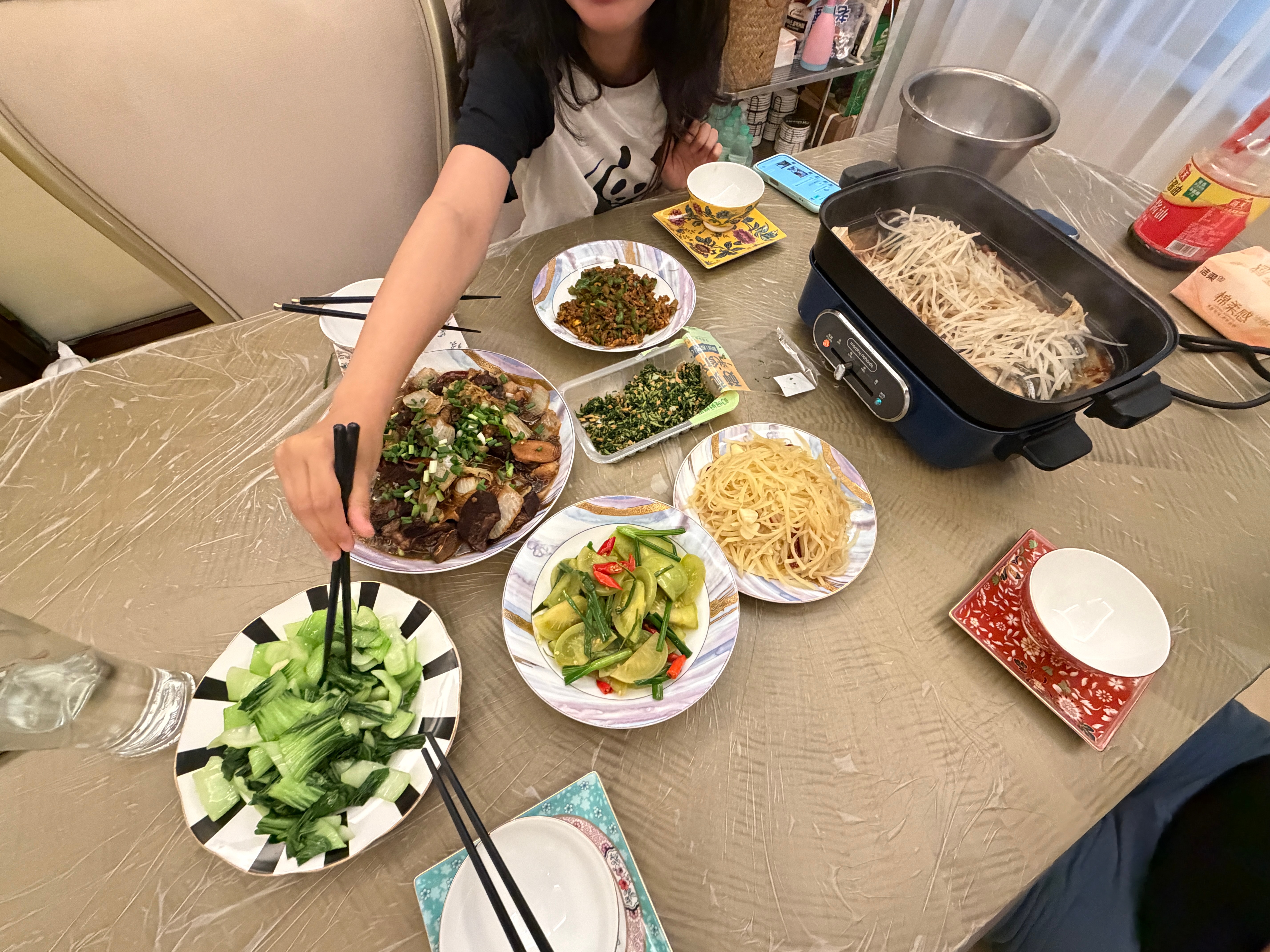 wifey gang 哇！世界也太小了！小得离谱儿！S和我吐槽妈妈圈儿的人，结果