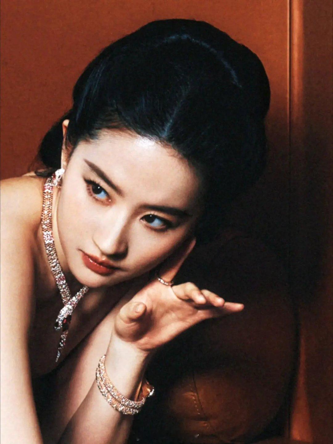 梦回白秀珠[送心][送心][送心]刘亦菲今晚美爆了！！像油画一样的美人，让我想起
